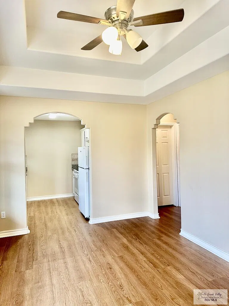 2 bed, 1.0 bath, 705 sqft, $900 — Photo 3