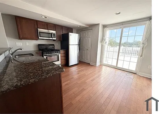 1 bed, 770 sqft, $1,750 — Photo 2