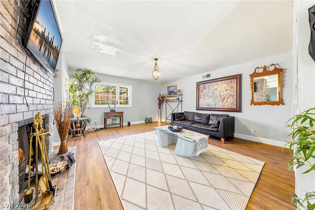 4 bed, 2.0 bath, 2170 sqft, $3,000 — Photo 3