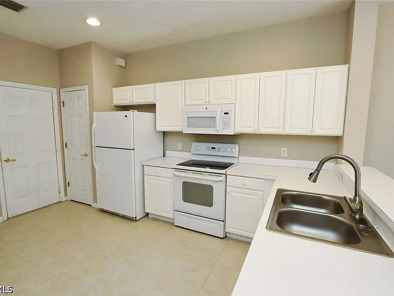 1172 Oxford Ln #27 — Photo 4