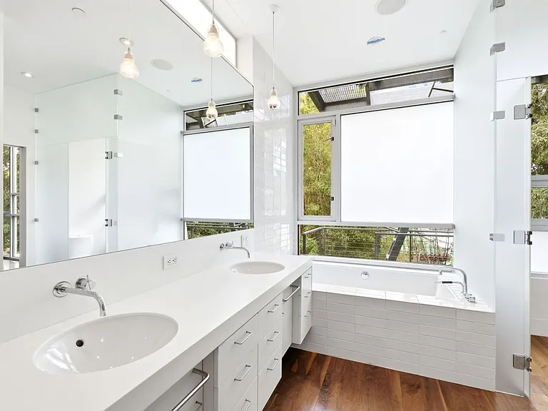 1076 S Van Ness Ave — Photo 40