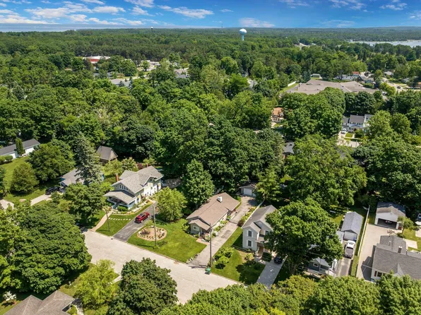 314 Prospect St, Charlevoix, MI 49720