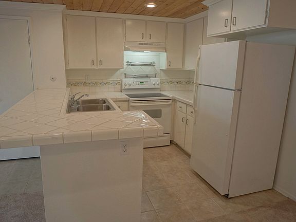 4th image of 25003 Peachland Ave Unit 211