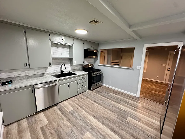 2040 E Woodrow St — Photo 2