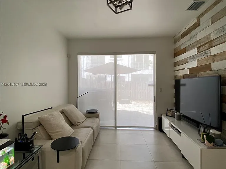 10241 NW 71st Ter — Photo 6