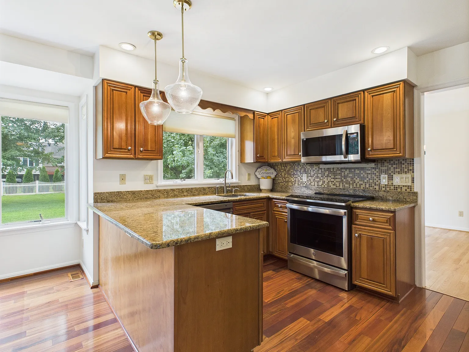 709 Dogwood Ln — Photo 4