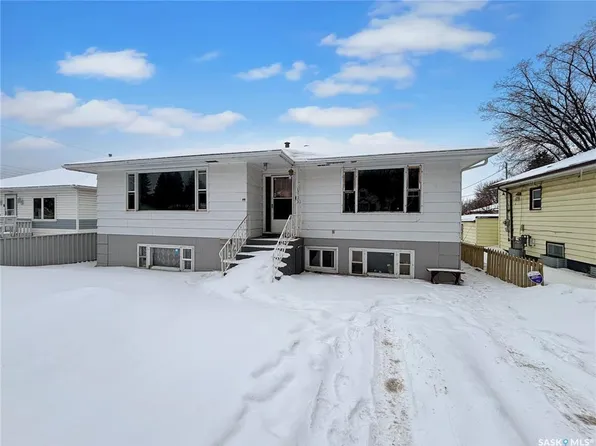 1623 19th STREET W, Saskatoon, SK S7M 1C5