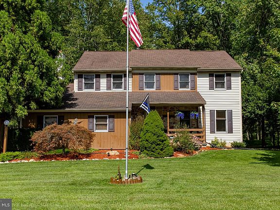 4th image of 4 Seabury Ln