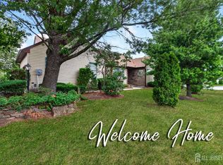 2 Ethan Allen Dr, Monroe Township, NJ 08831
