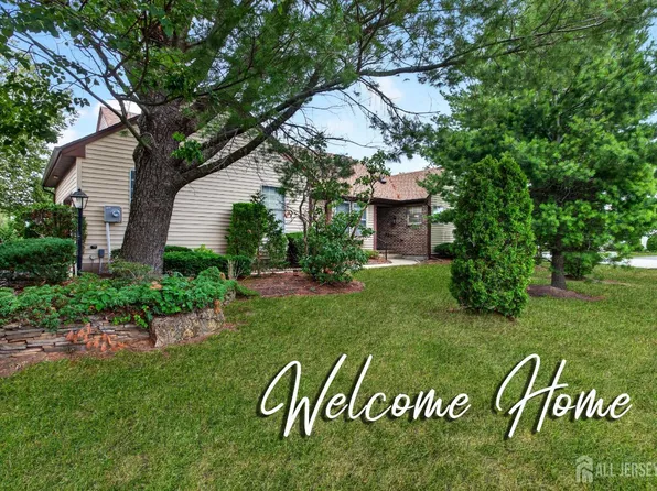 2 Ethan Allen Dr, Monroe Township, NJ 08831