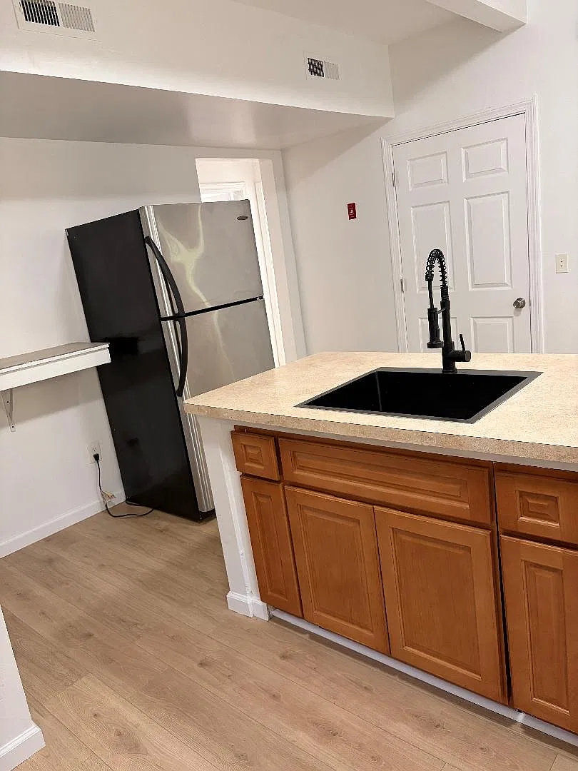 3 bed, 1200 sqft, $2,100 — Photo 2