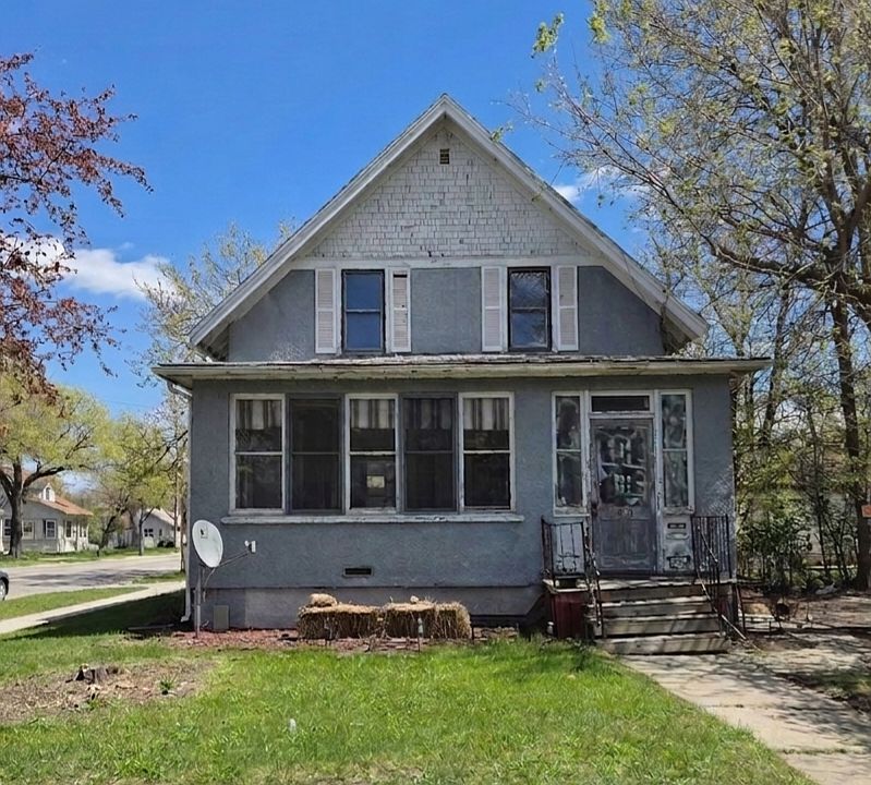 1st image of 609 10th St N