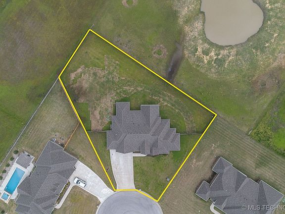3rd image of 10825 N 159th East Ave