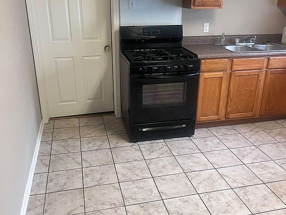 5th image of 440-442 Westwood Dr