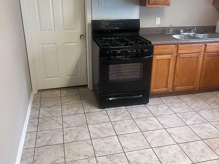 440-442 Westwood Dr — Photo 4