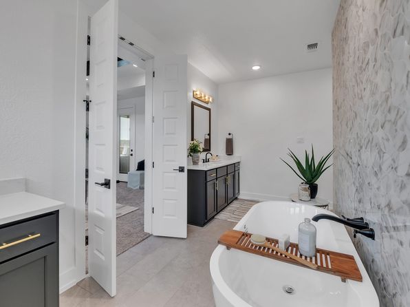 Frio II Plan, King Oaks