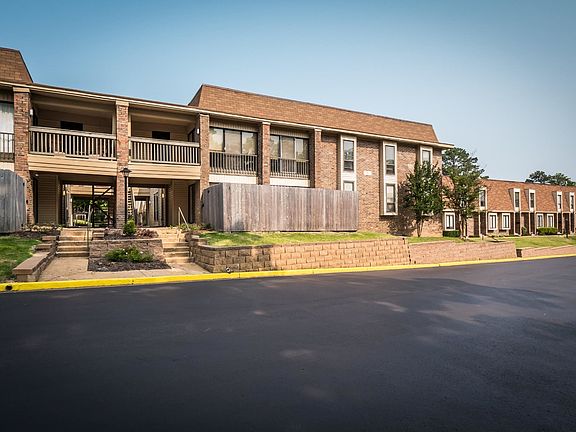 3rd image of 1891 Poplar Woods Cir E APT 2