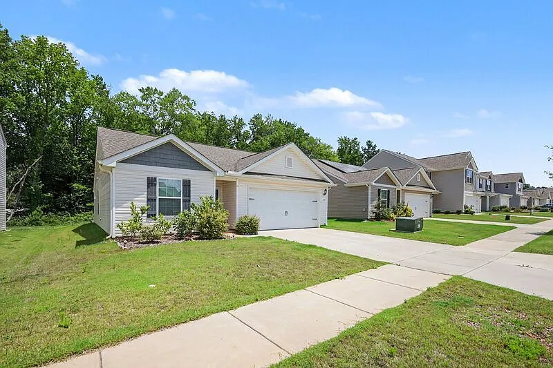 3 bed, 2.0 bath, 1180 sqft, $2,100 — Photo 3