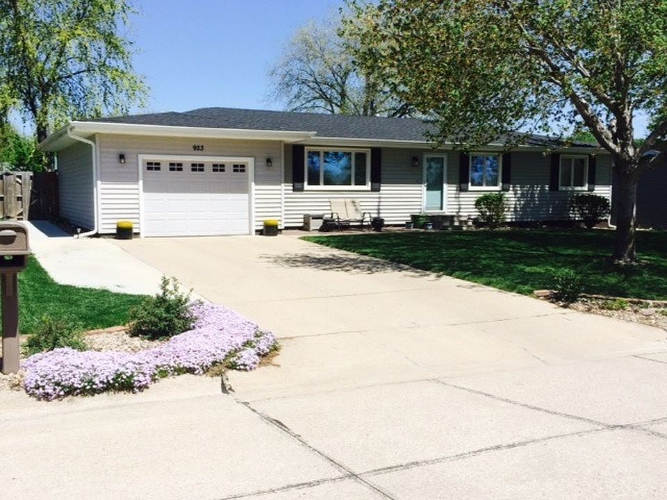 1st image of 923 Parkridge Ct