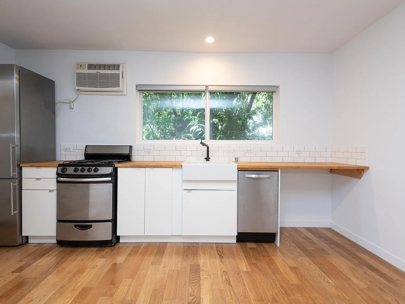Studio, 600 sqft, $1,795 — Photo 3