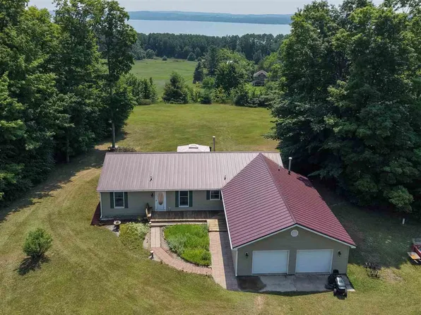 6557 Boyne City Rd, Charlevoix, MI 49720