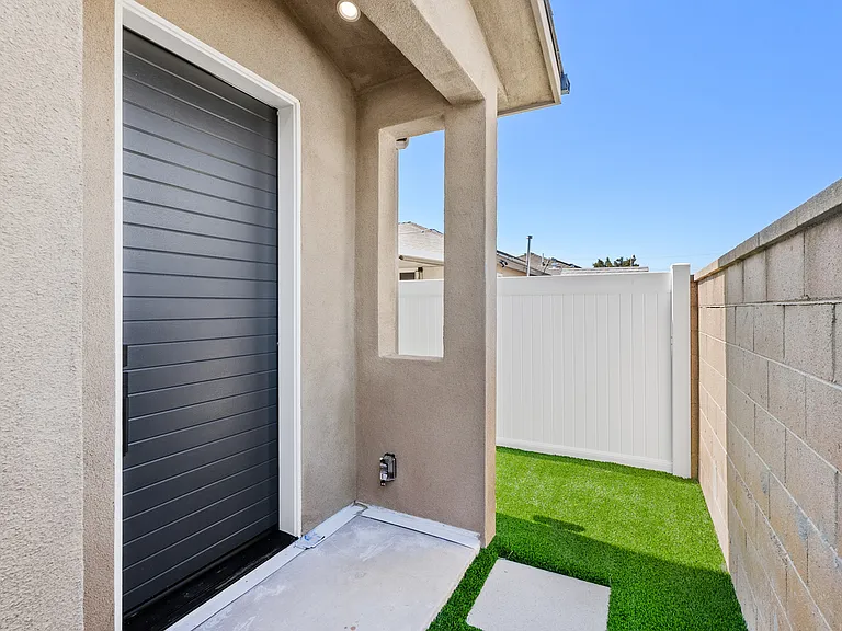 1325 W Ash Ave #B — Photo 2