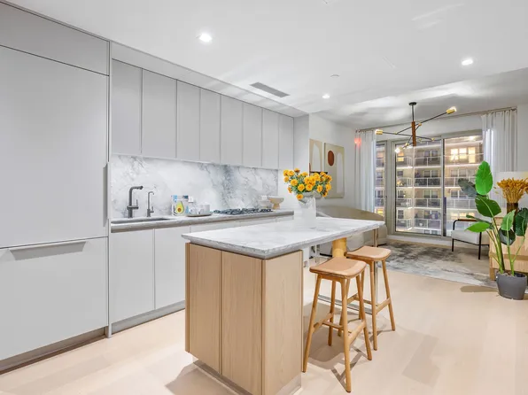 250 East 25th Street image 1 of 16