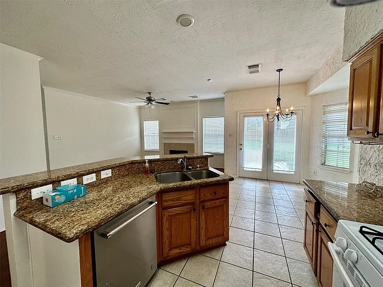 1414 Diamond Brook Dr — Photo 6