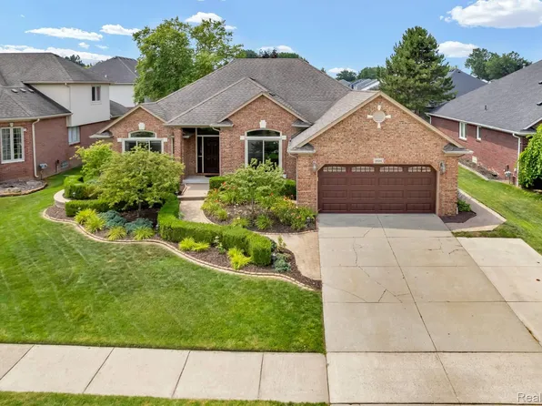 48381 Brittany Parc Dr, Macomb, MI 48044