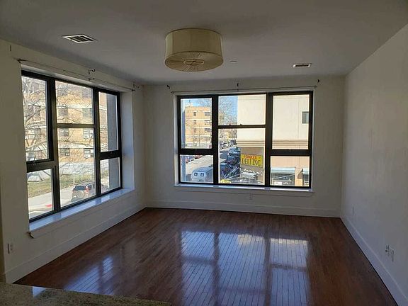 2nd image of 160 Humboldt St #2