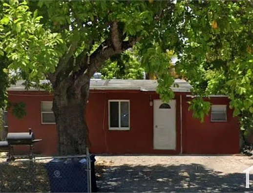 1736 Lauderdale Manor Dr — Photo 1