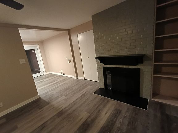Livingroom with built in bookshelves