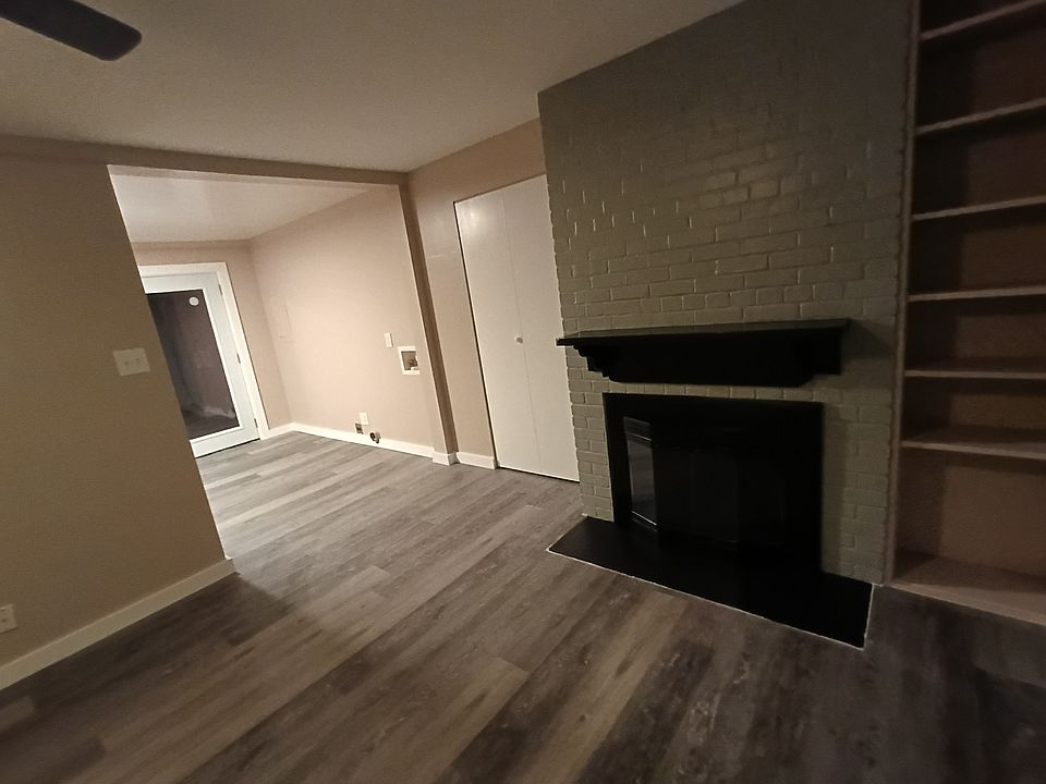 Livingroom with built in bookshelves
