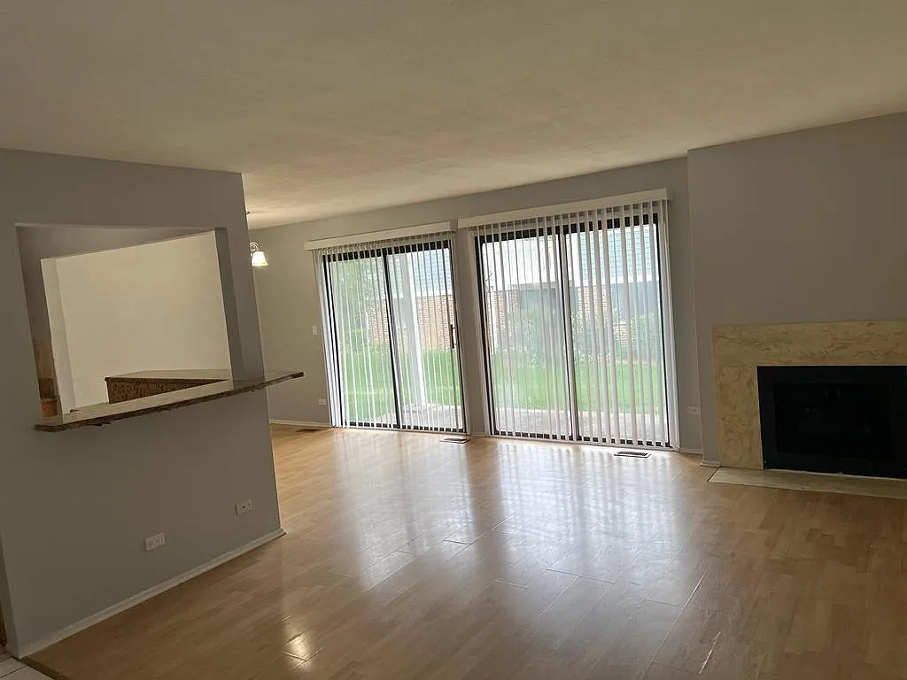 321 Maplewood Ct — Photo 2