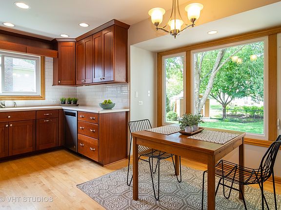 3rd image of 3039 N Huntington Dr