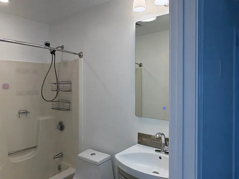 1240 Whitney Ave #C — Photo 1