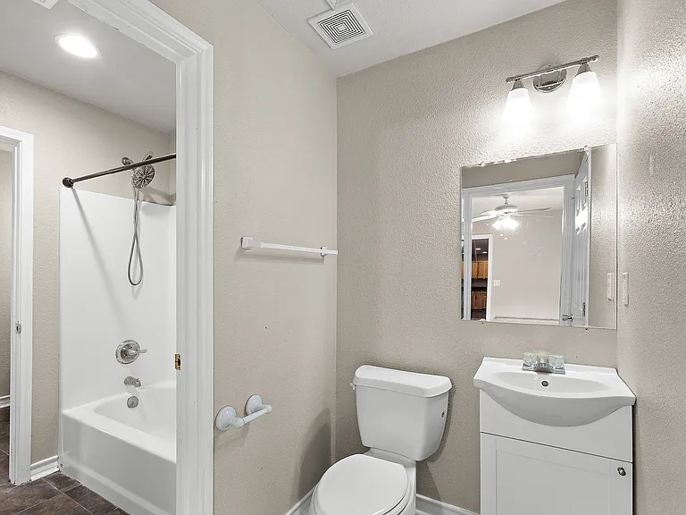 525 W Hutchison St #A — Photo 9