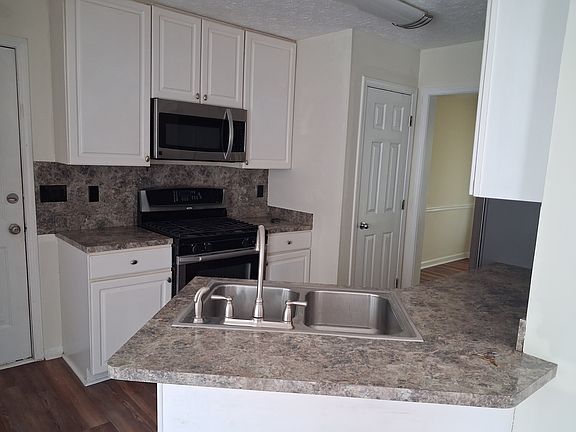 3rd image of 105 N Oakland Cir