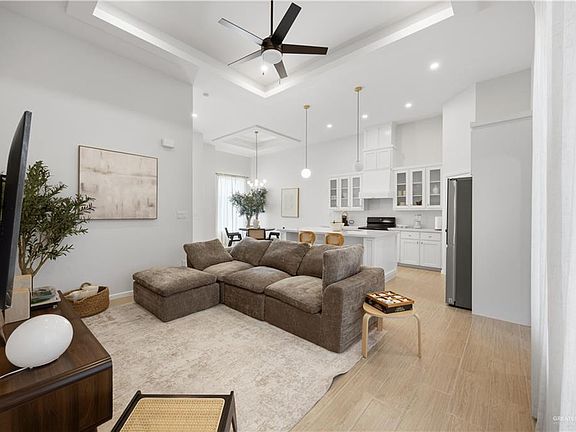 5th image of 4113 Carl St