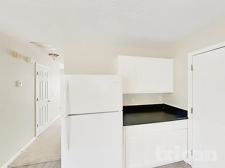 936 Edgewood Ln — Photo 9