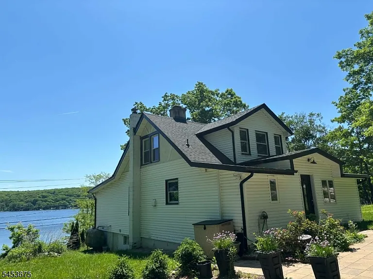677 Warwick Tpke W — Photo 1