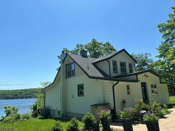 677 Warwick Tpke W, Hewitt, NJ 07421