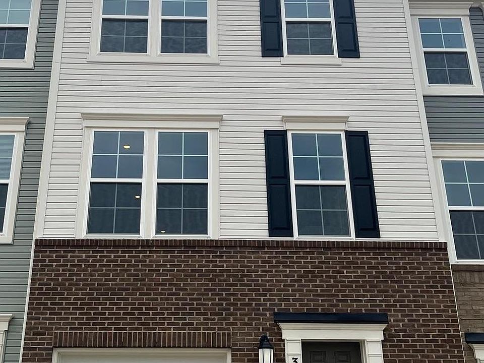 1st image of 390 Seeback Dr