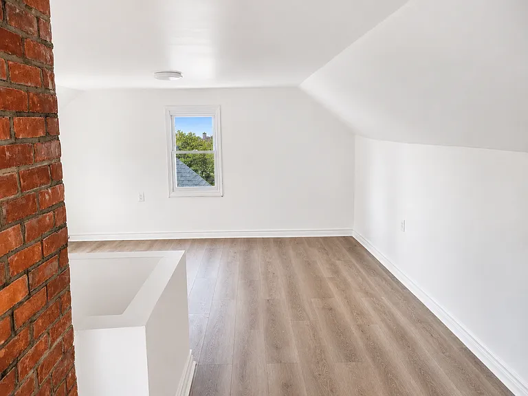 19315 Carrie St — Photo 11
