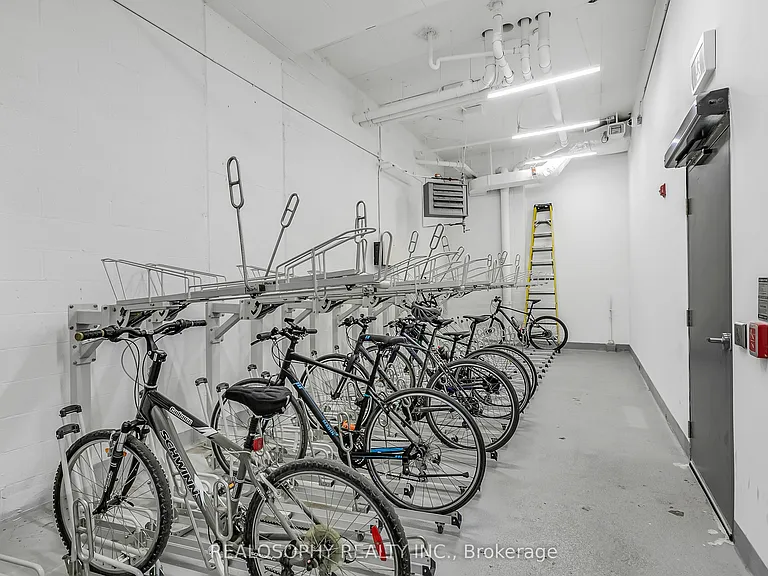 115 Larchmount Ave #210 — Photo 21