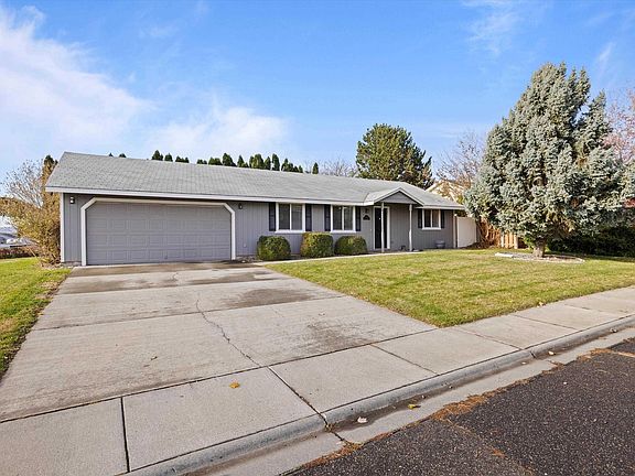 3rd image of 3033 Iris St