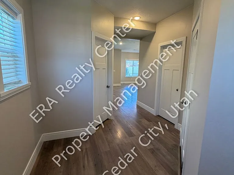 2854 W Meadow St — Photo 4