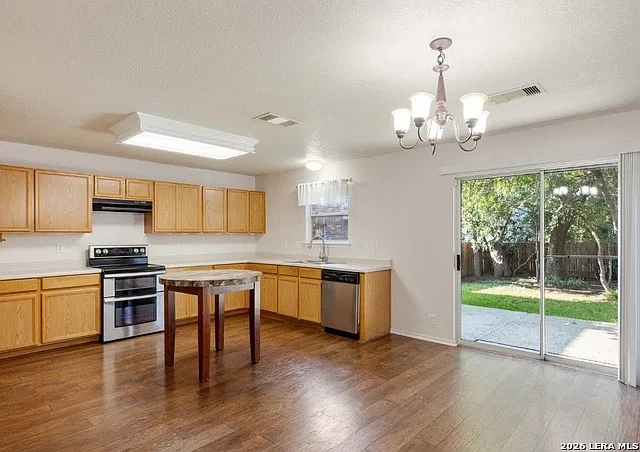 3 bed, 2.5 bath, 2297 sqft, $2,600 — Photo 3