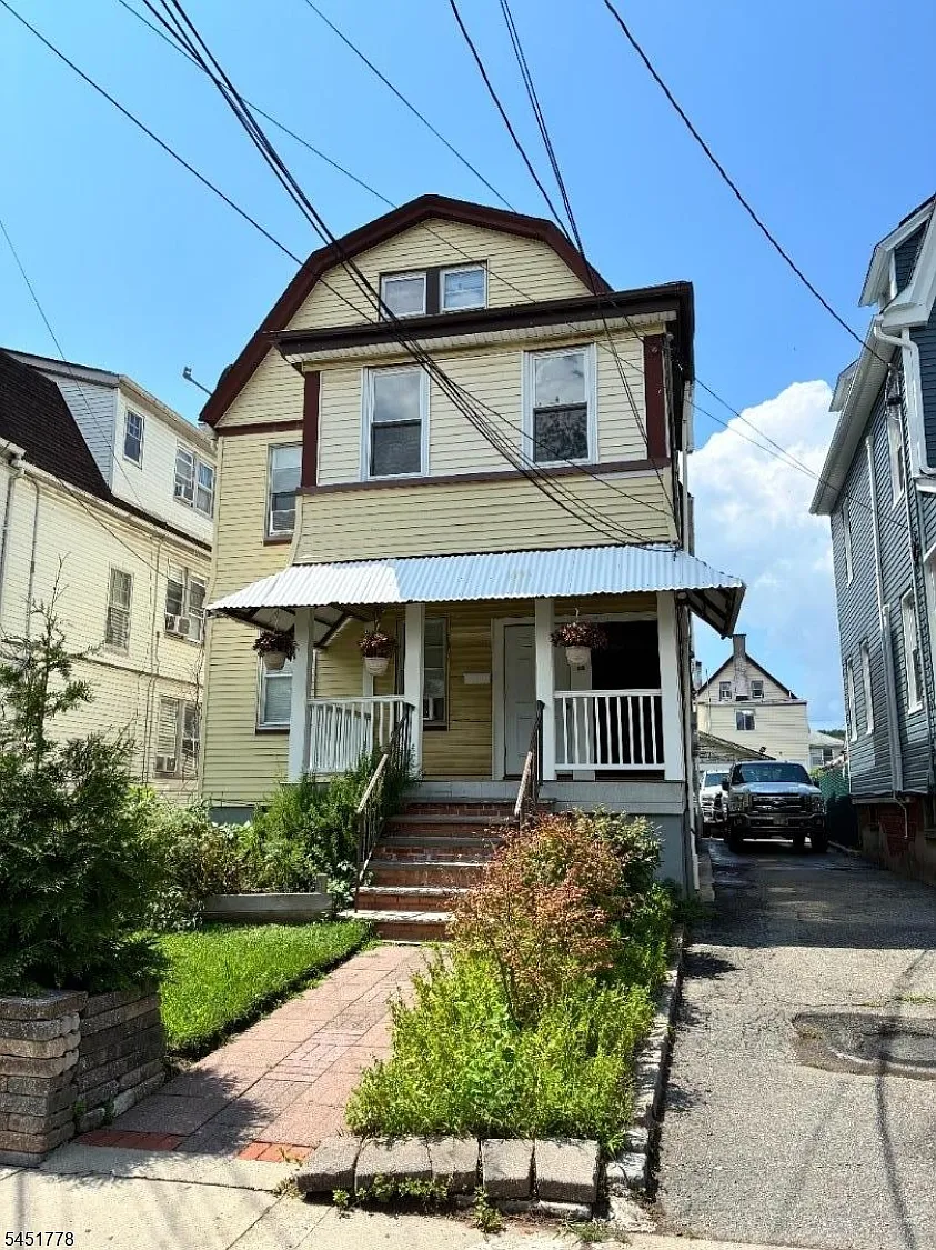 3 bed, 1.0 bath, $2,500 — Photo 1