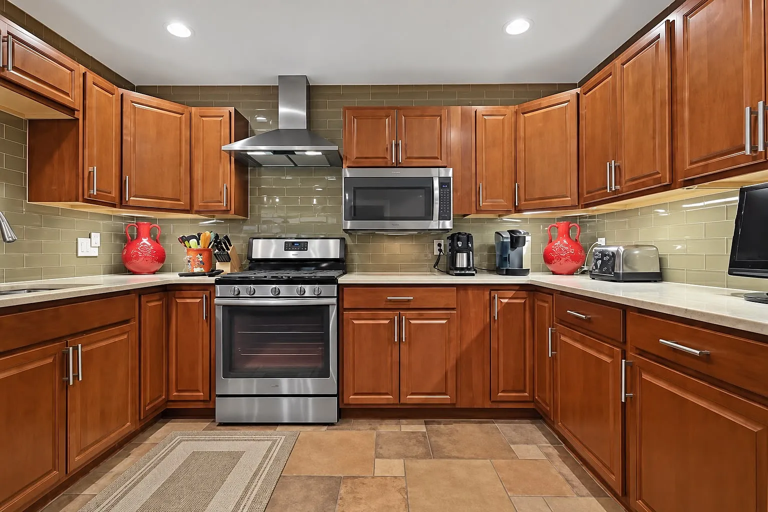 4 bed, 2.5 bath, 2596 sqft, $4,195 — Photo 4
